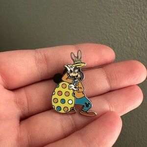 Disney Hidden Mickey 2025 Goofy Easter pin